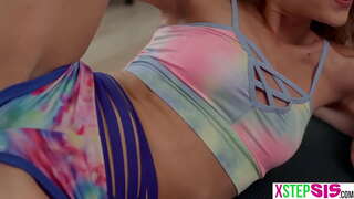 Bach cam chwaer ac yn ei dynn ffrind wedi stepbro gael annisgwyl boner ar eu cyfer