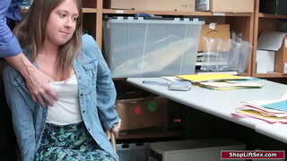 Crnka je uhvaćen na dućan krade, i časnik kažnjava ga.On щупает njene male sise i dominira nad njom, da ona nije mu pušenje.Zatim je on fucks joj maca