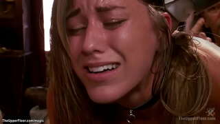 برده, سبزه, برده, لباس زیر زنانه, Rilynn Rae squating روی ارتعاش در چوب و سرند دو برنامه نویس و سپس با Casey Calvert, خش, در کونی, پارتی, در طبقه فوقانی