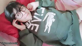 Djevojka teen dodiruje svoju pussy