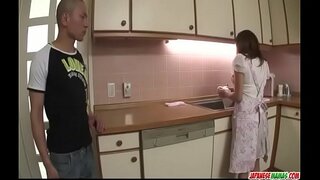 Hikaru Wakabayashi користи нејзините големи цицки да се игра со петел