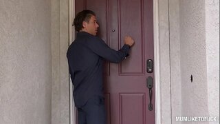 Milf Eva Notty crams sa iyang hugot nga pussy uban sa mga kaylap nga dick samtang ang iyang dako kaayo nga soso sway