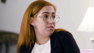 Cho blond ak li busty patnè nan krim yo ap planifye sou yo kap vini yo gwo sib.Toudenkou,li ofisye pwobasyon rive ak mennen ankèt sou patnè li.Yo aji tankou yon koup ak pwouve li nan la ofisye.Yo kòmanse bo et niche chak lòt moun pussy.