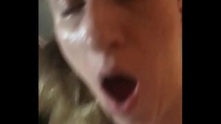 Өглөө эрт blowjob болон бэлгийн шаргал үст MIlF